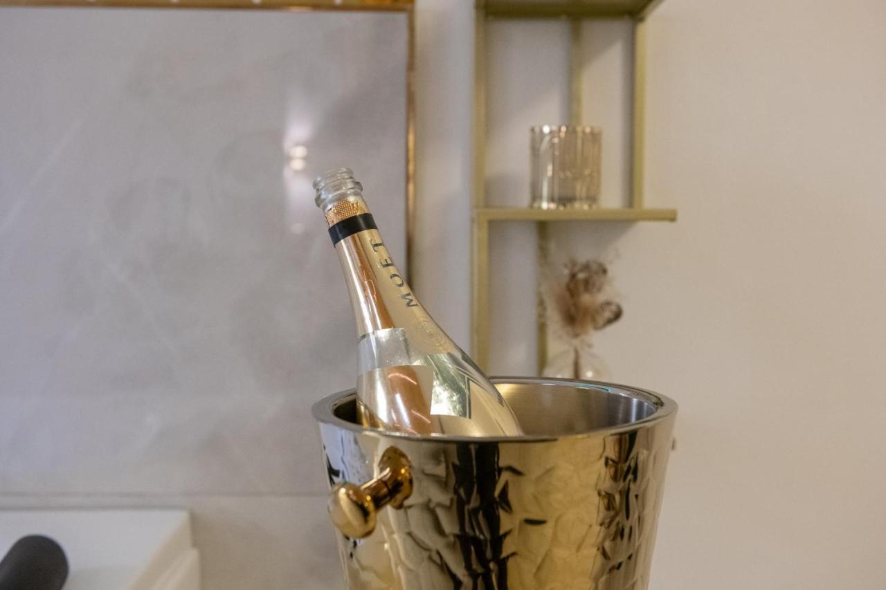 Fashion Apartment Gold Bologna With Jacuzzi & Car Garage エクステリア 写真
