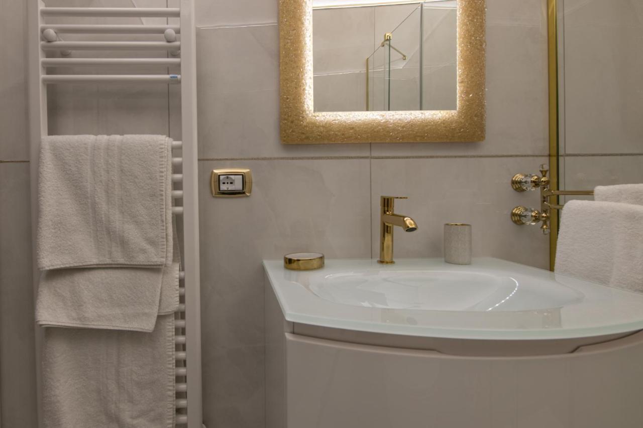 Fashion Apartment Gold Bologna With Jacuzzi & Car Garage エクステリア 写真