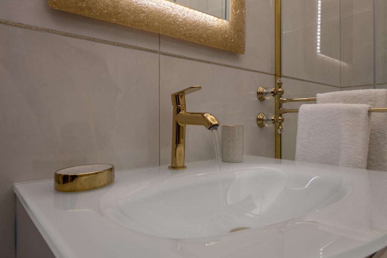 Fashion Apartment Gold Bologna With Jacuzzi & Car Garage エクステリア 写真